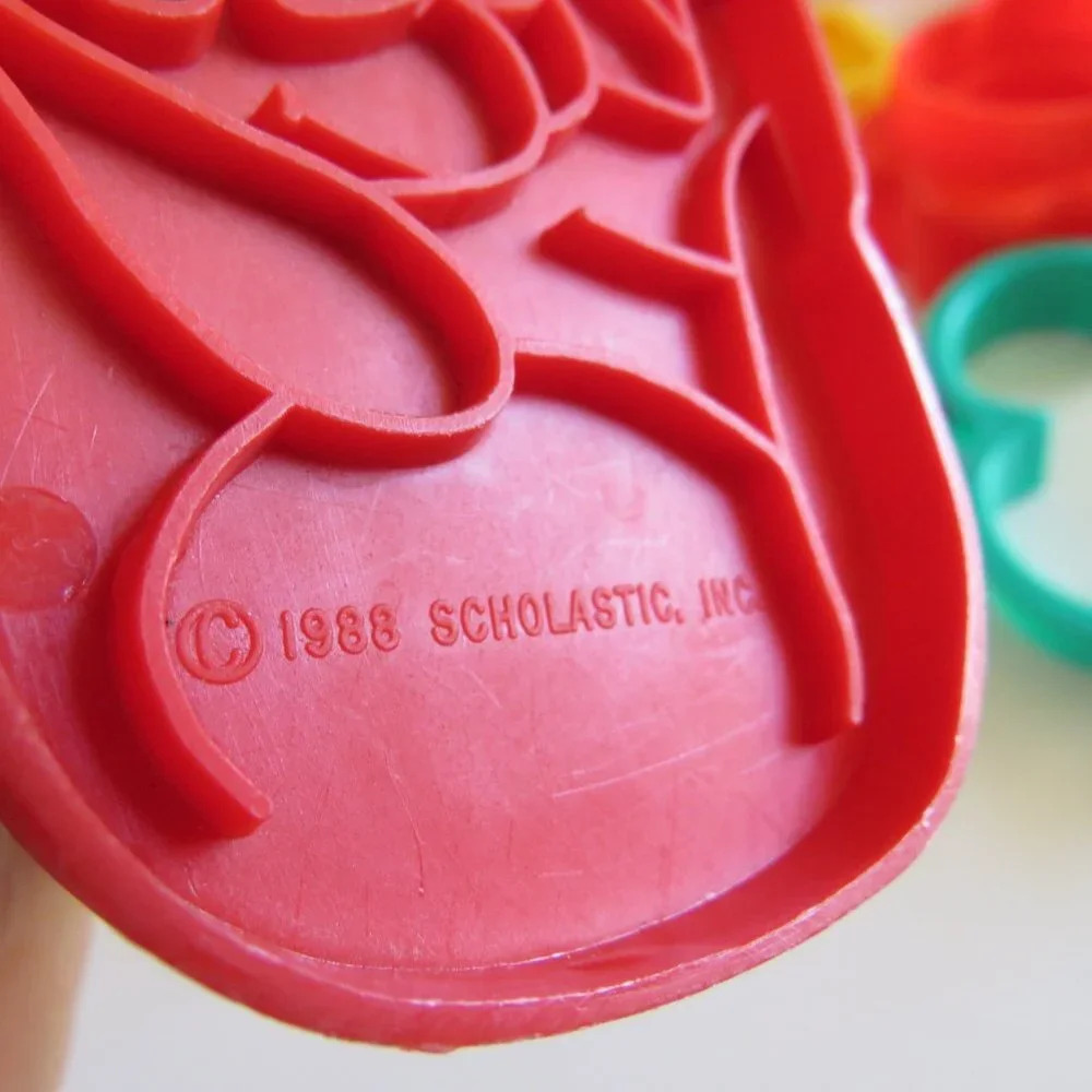 SEASONAL ITEMS COOKIE CUTTERS with CLIFFORD 1988 scholastic